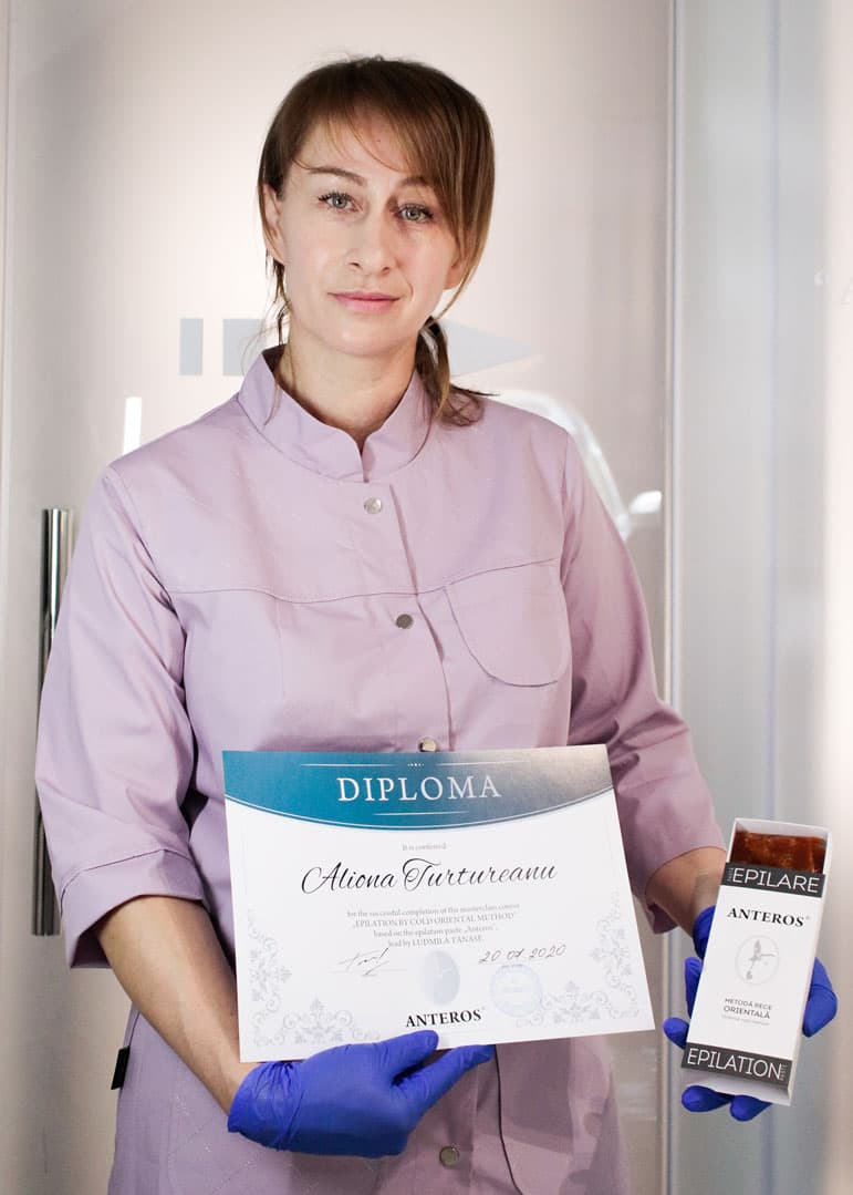 Absolventă a cursului Anteros de epilare cu pastă, cu diplomă în mână
